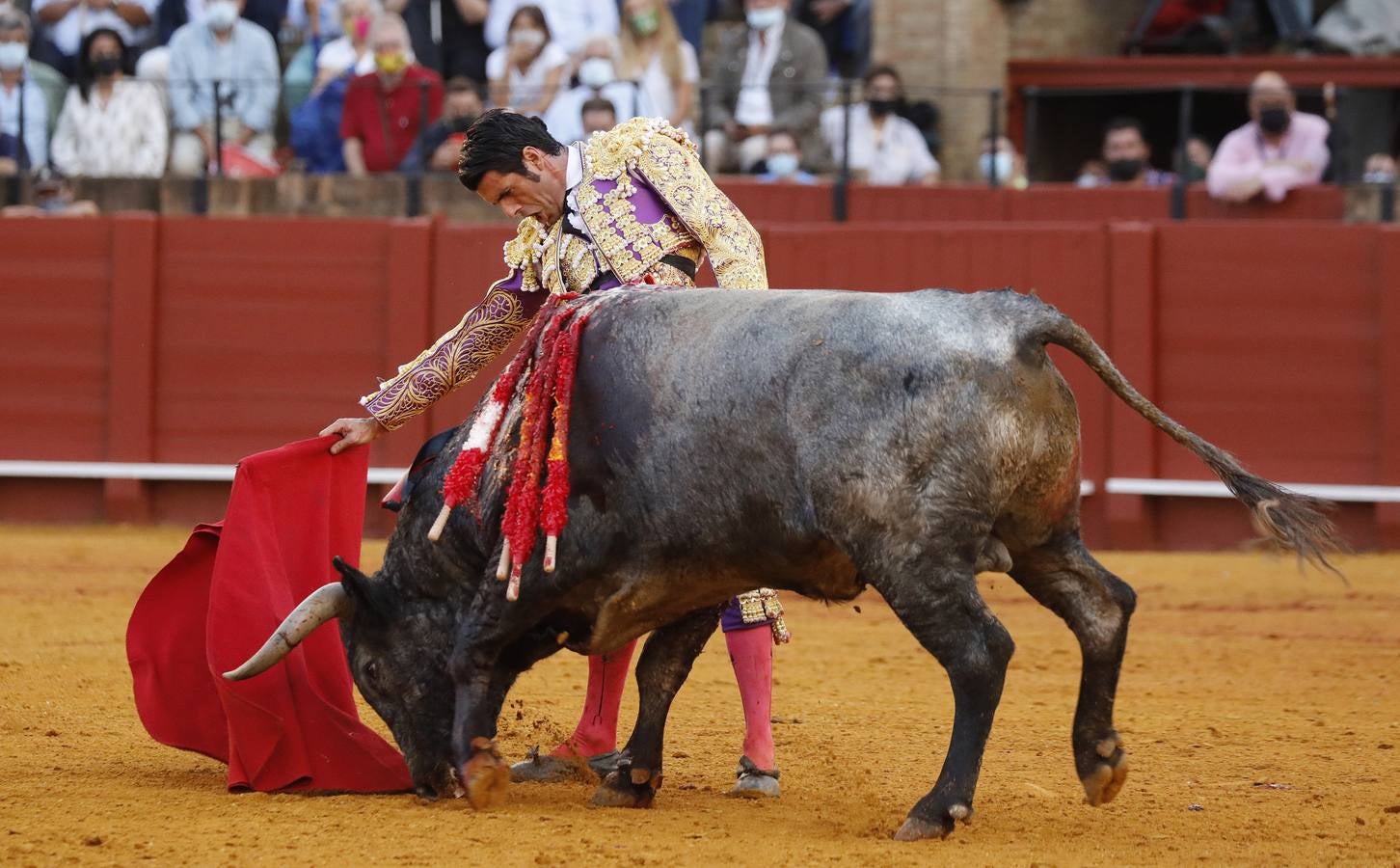 Emilio de Justo, de nazareno y oro, en la Maestranza