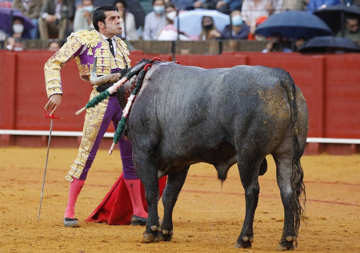 Emilio de Justo,  de nazareno y oro, en la Maestranza