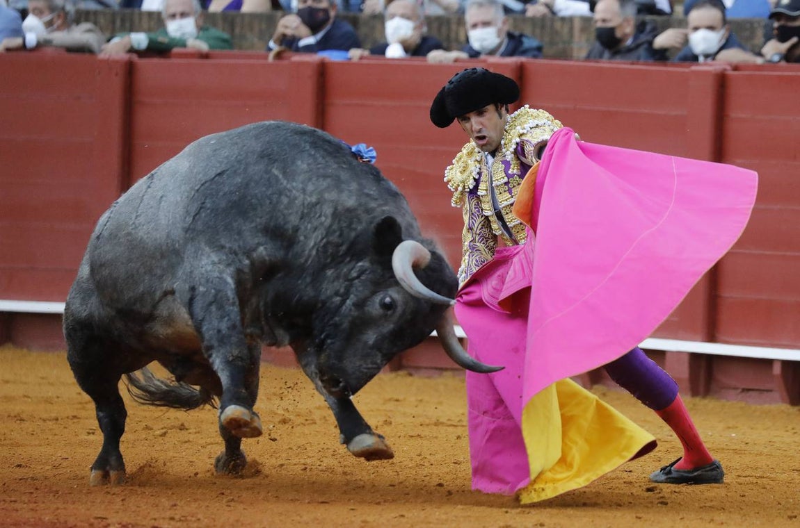 Emilio de Justo, de nazareno y oro, en la Maestranza