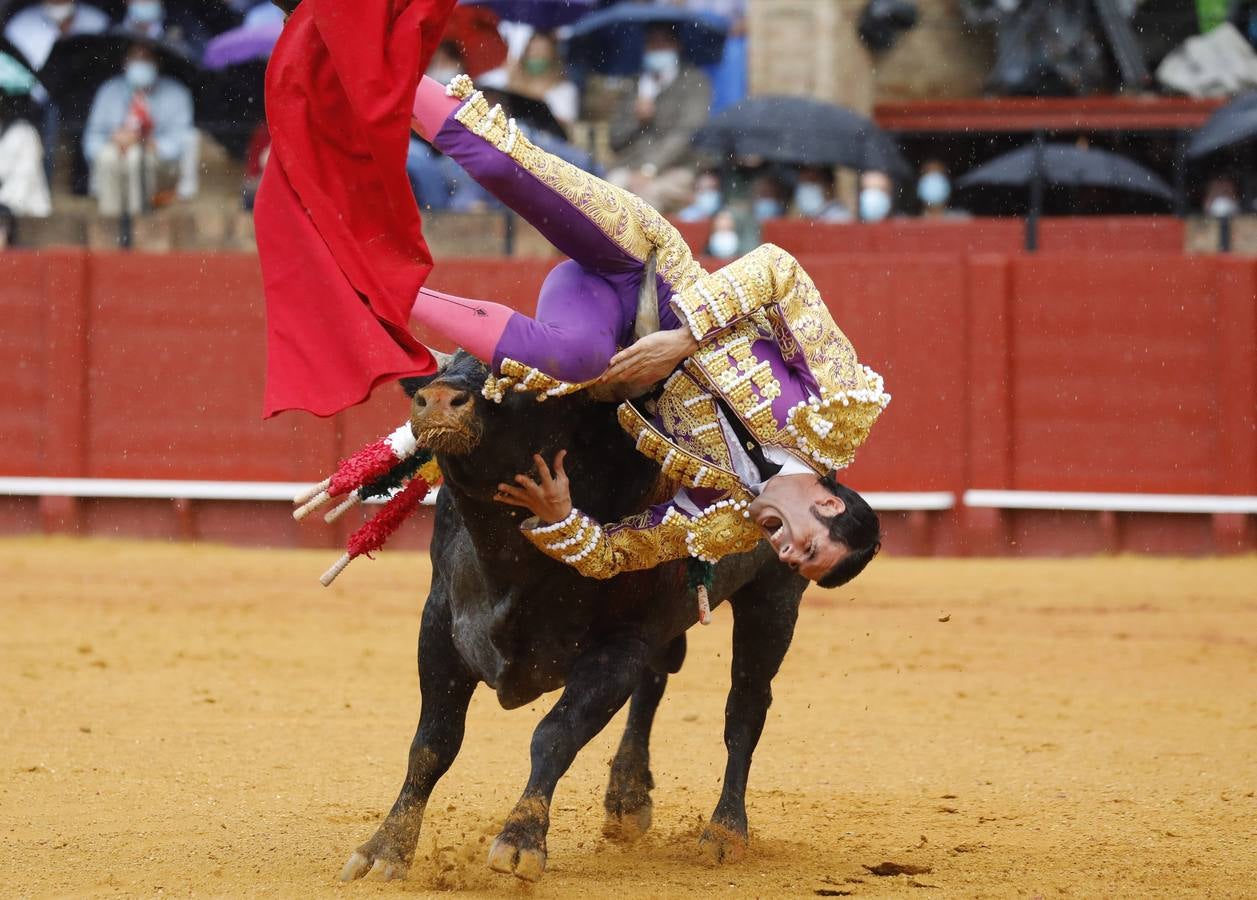 Emilio de Justo,  de nazareno y oro, en la Maestranza