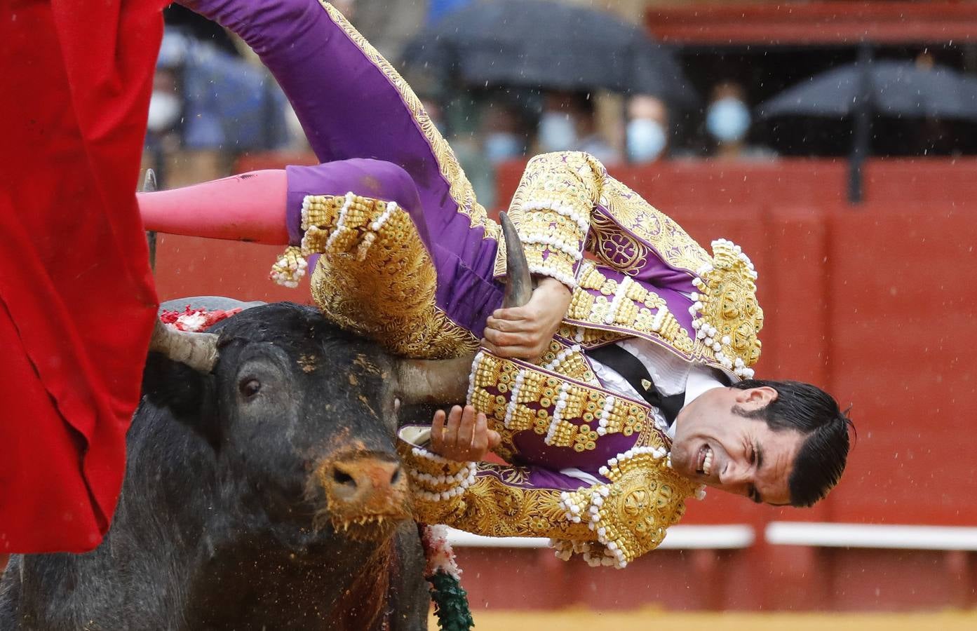 Emilio de Justo,  de nazareno y oro, en la Maestranza