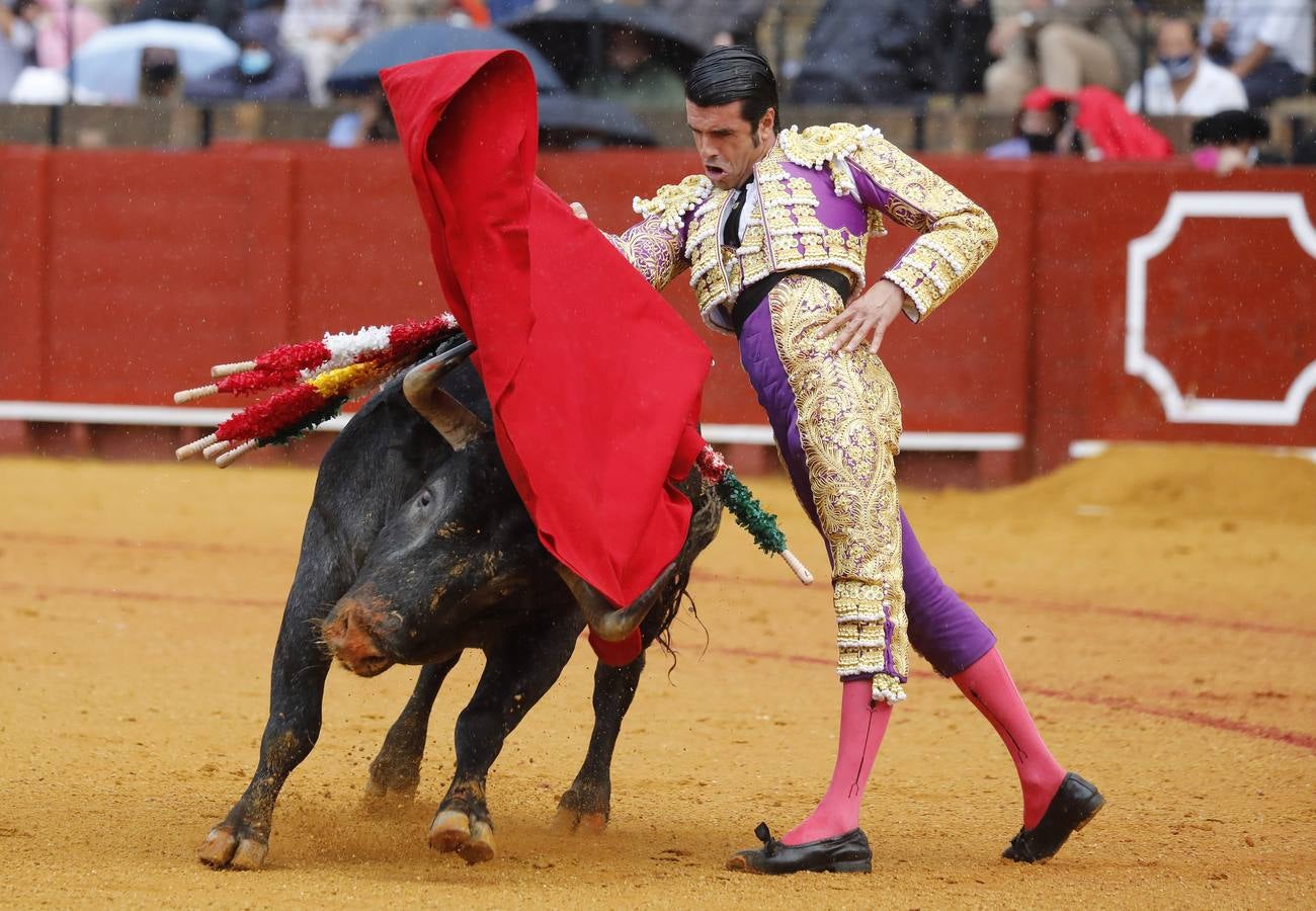 Emilio de Justo,  de nazareno y oro, en la Maestranza