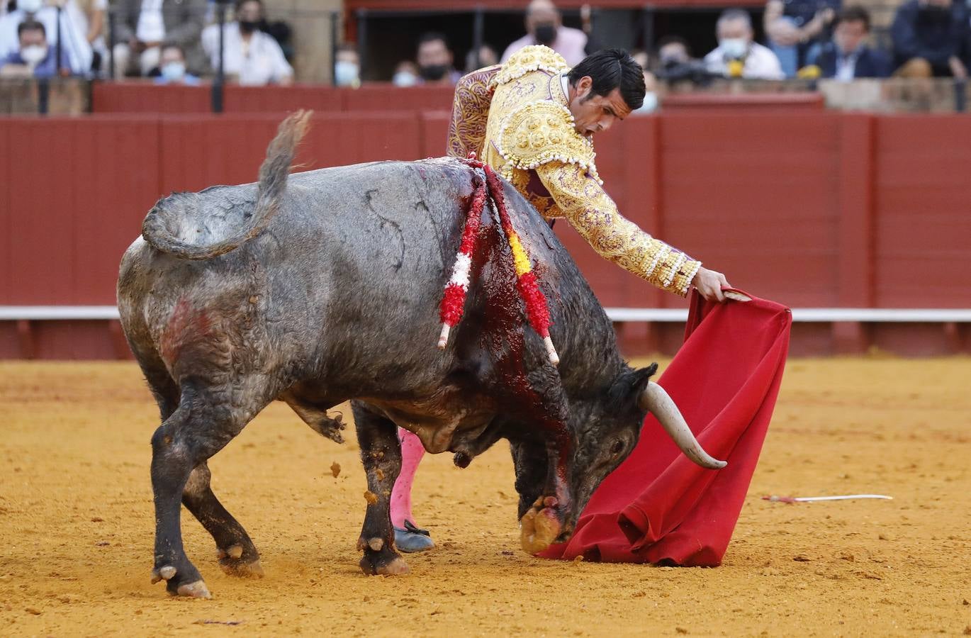 Emilio de Justo,  de nazareno y oro, en la Maestranza