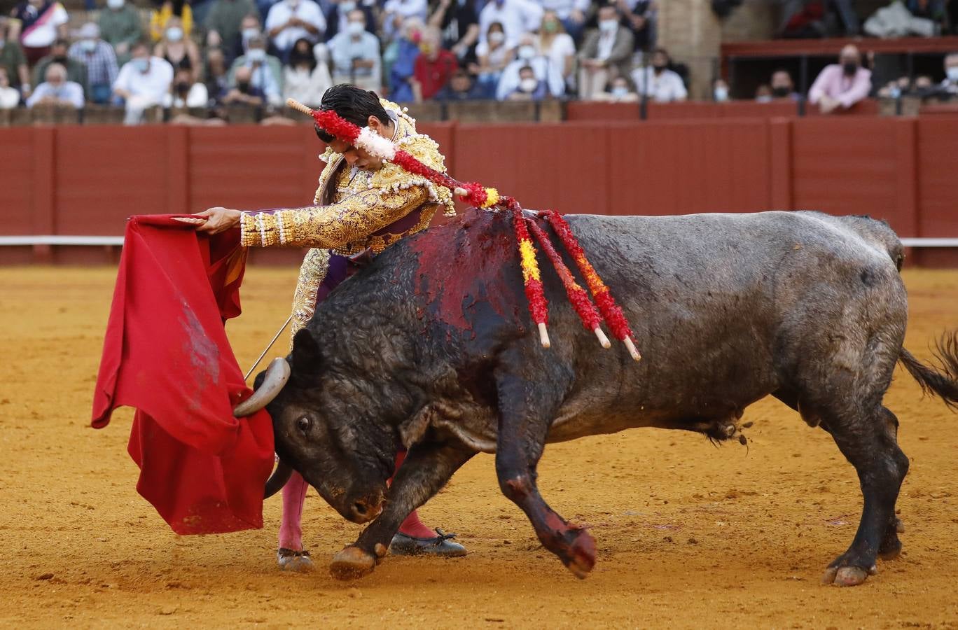 Emilio de Justo,  de nazareno y oro, en la Maestranza