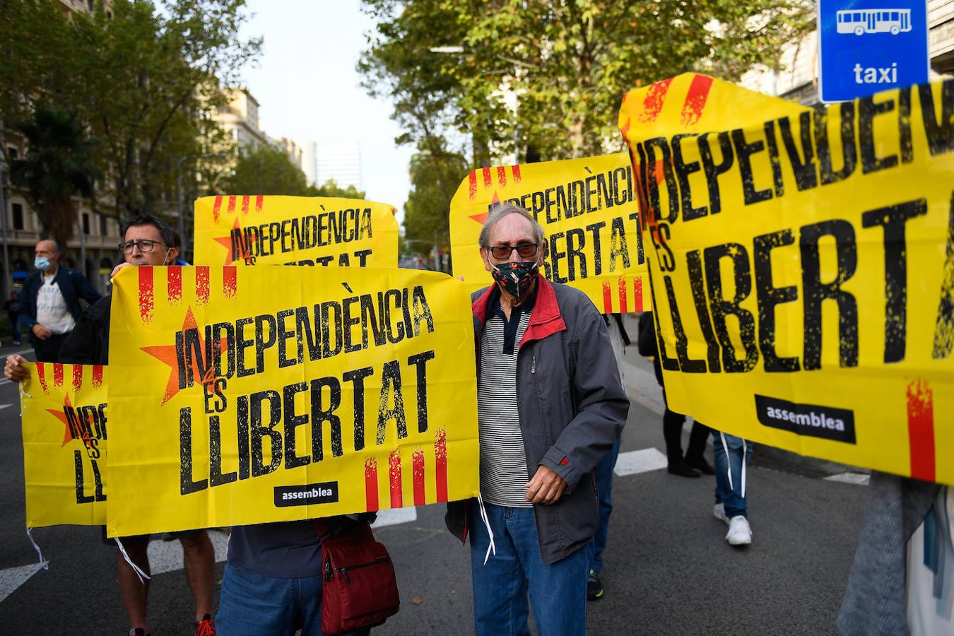 Muchos de los asistentes, ataviados con banderas independentistas, han coreado cánticos habituales como «Independència», «Vergonya» (Vergüenza), «Llibertat», «Puigdemont, nuestro presidente» o el habitual en las concentraciones soberanistas «1-O, ni olvido ni perdón». 