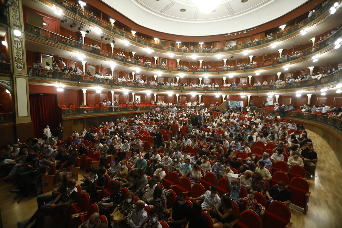 El primer lleno del Gran Teatro con el Comandante Lara, en imágenes