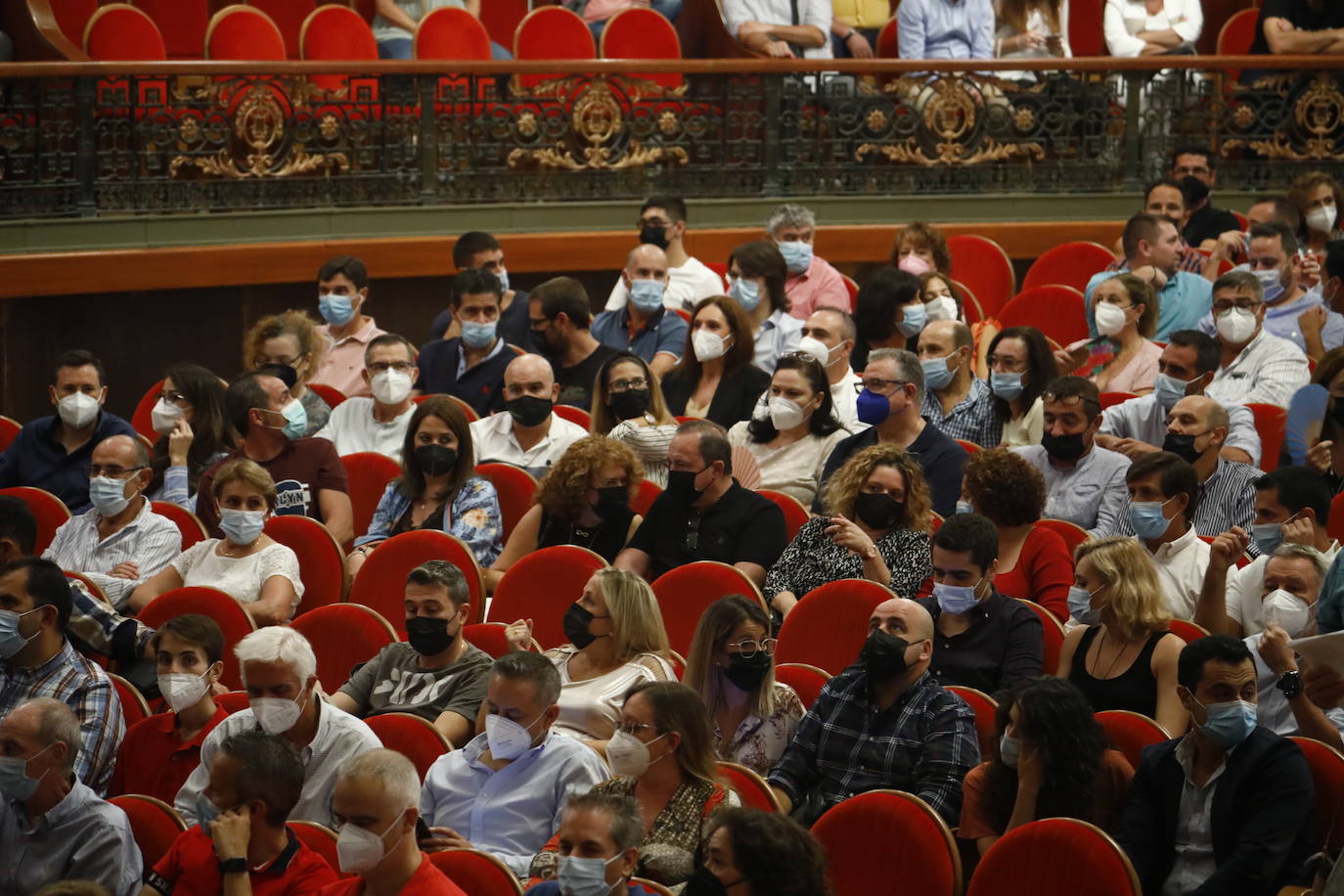 El primer lleno del Gran Teatro con el Comandante Lara, en imágenes