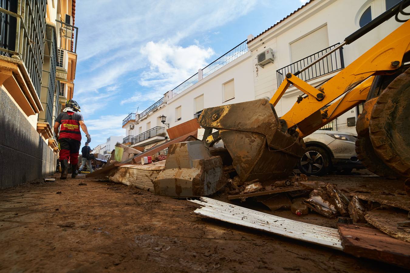 En imágenes, tareas de limpieza en las zonas más afectadas por el temporal en Lepe