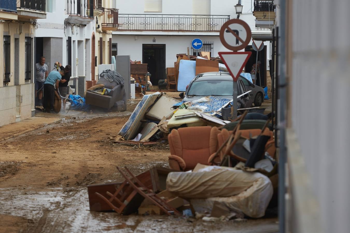 En imágenes, tareas de limpieza en las zonas más afectadas por el temporal en Lepe