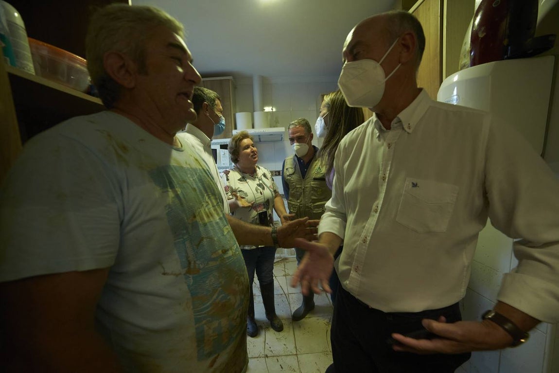 En imágenes, tareas de limpieza en las zonas más afectadas por el temporal en Lepe