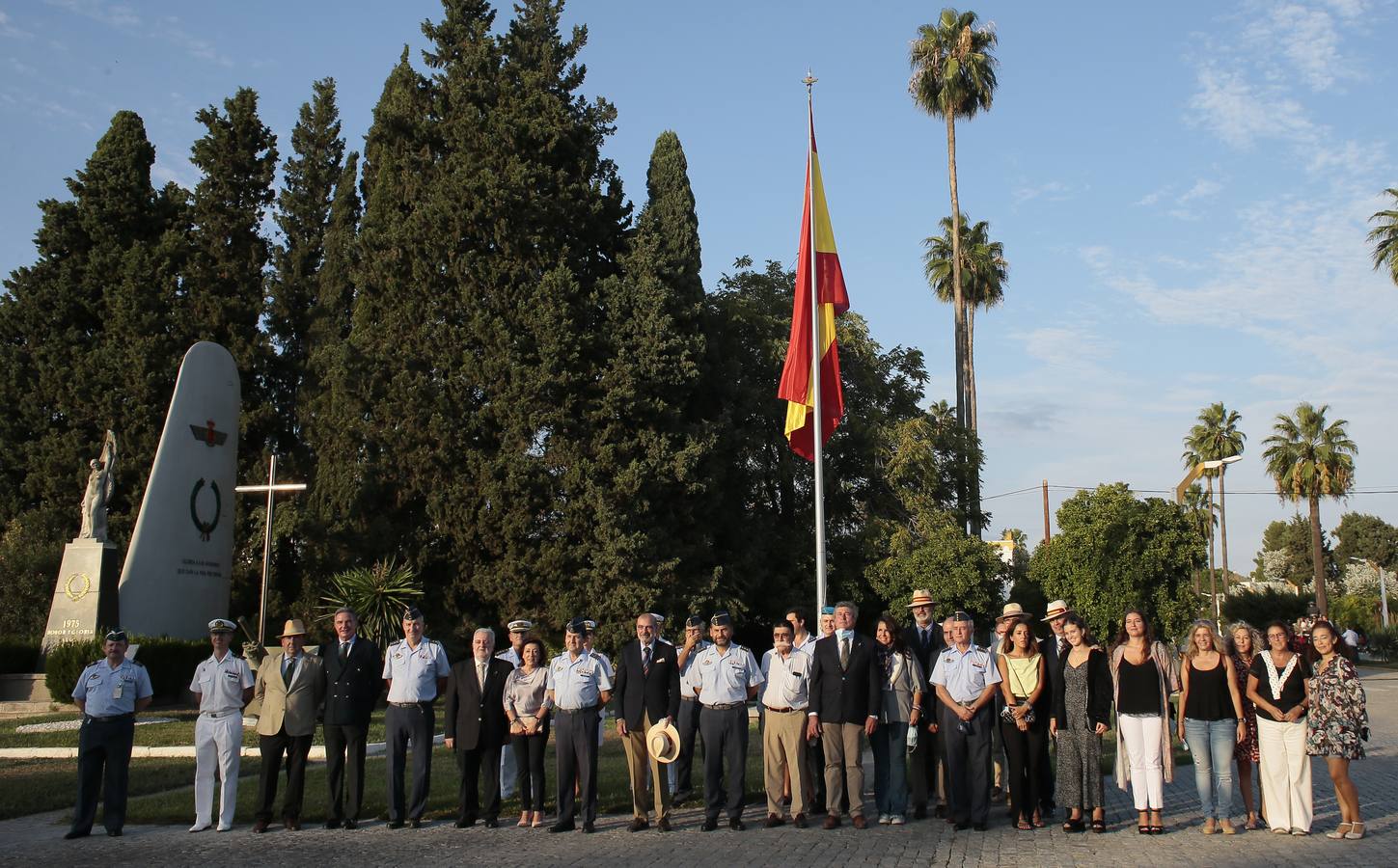 Izado de bandera en Tablada, con los carruajes participantes en el primer paseo por la ciudad.