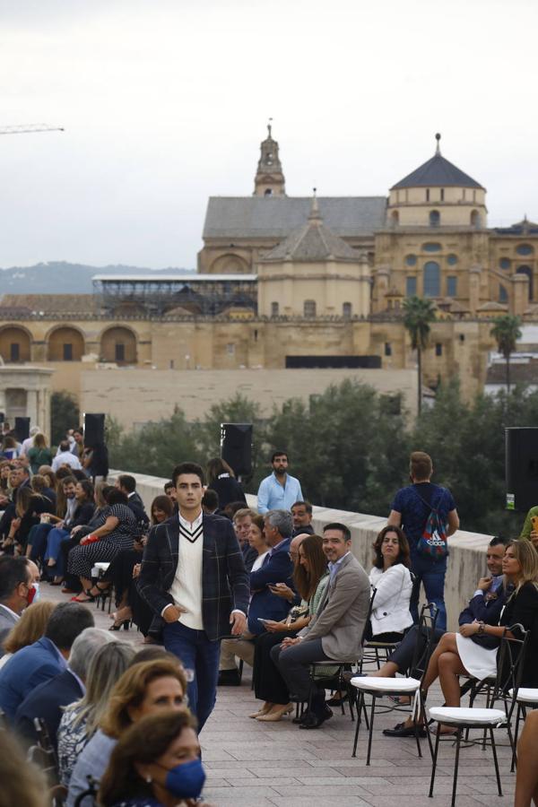 El desfile solidario de Silbon en el Puente Romano de Córdoba, en imágenes