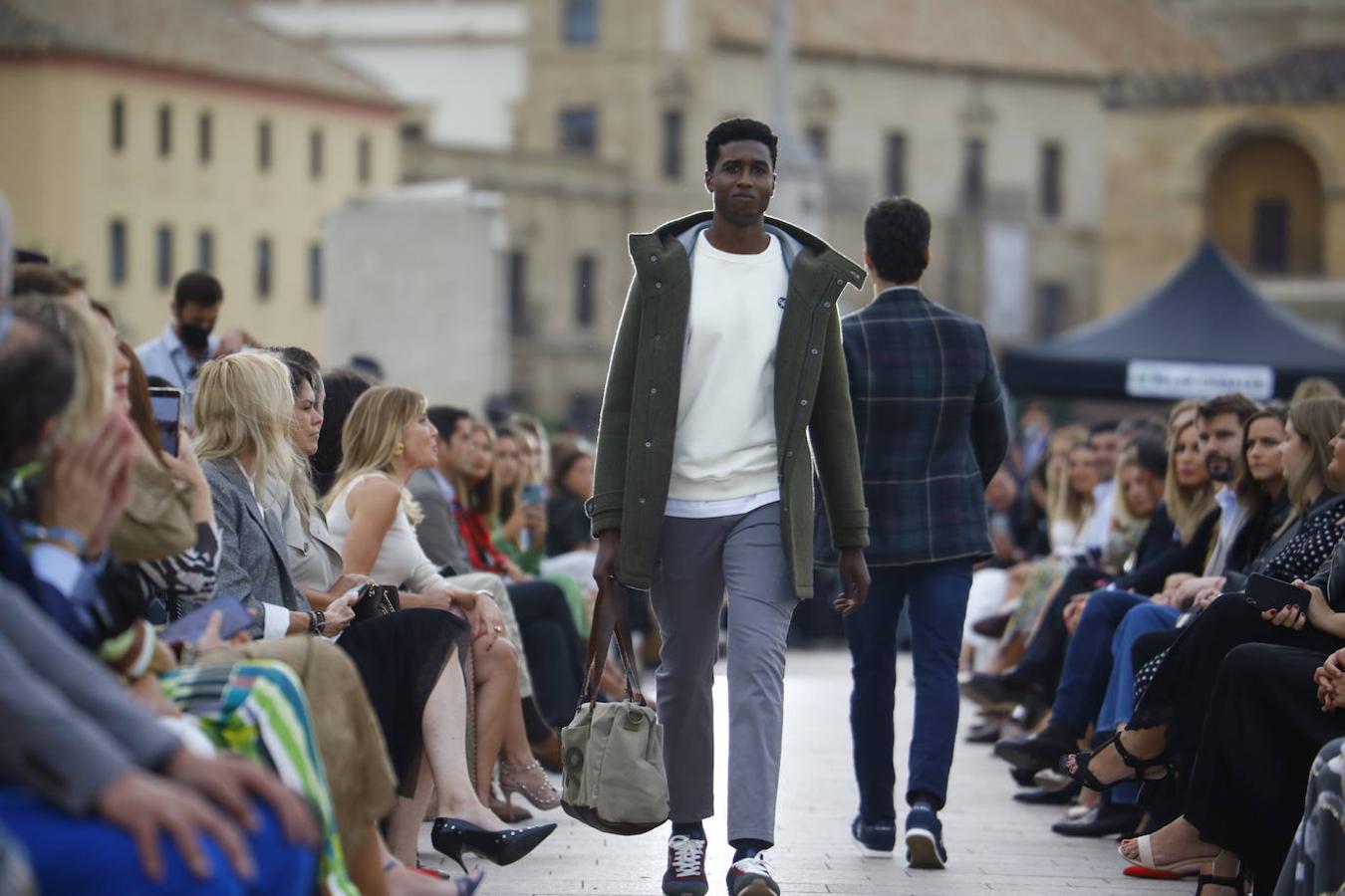 El desfile solidario de Silbon en el Puente Romano de Córdoba, en imágenes