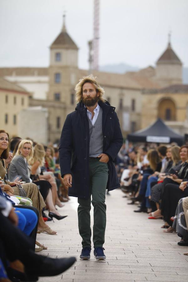 El desfile solidario de Silbon en el Puente Romano de Córdoba, en imágenes