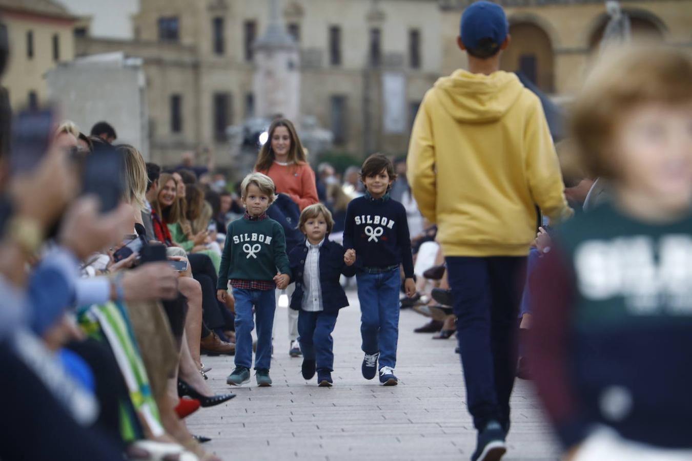 El desfile solidario de Silbon en el Puente Romano de Córdoba, en imágenes