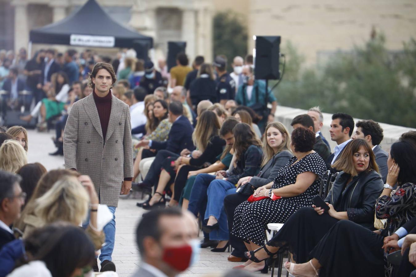 El desfile solidario de Silbon en el Puente Romano de Córdoba, en imágenes