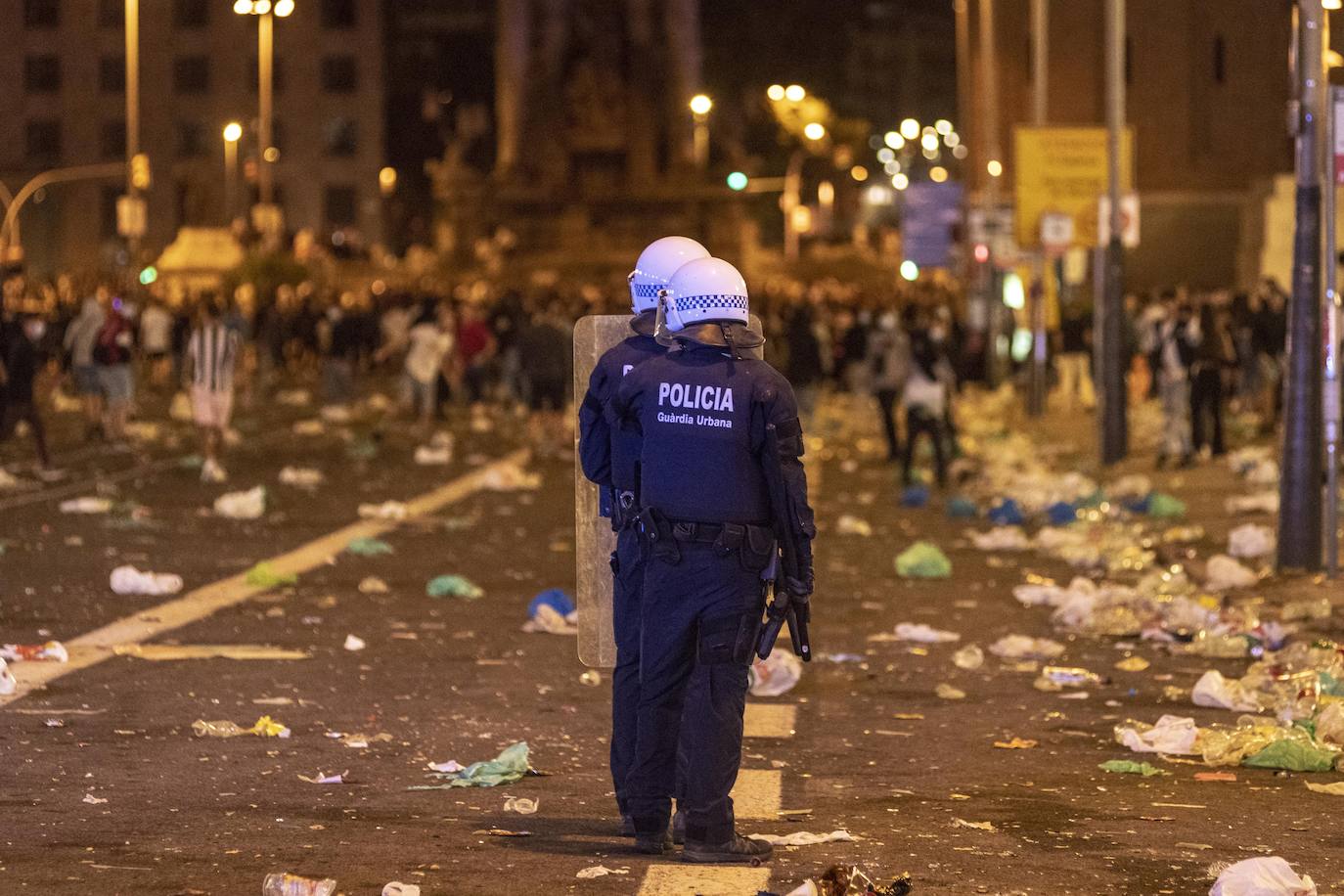 Noche de caos, descontrol y graves altercados en el macrobotellón de plaza España