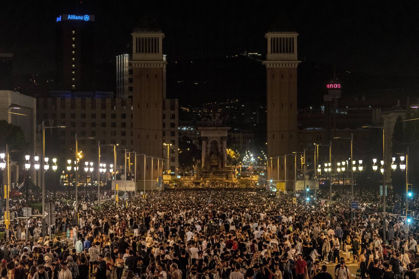 Noche de caos, descontrol y graves altercados en el macrobotellón de plaza España