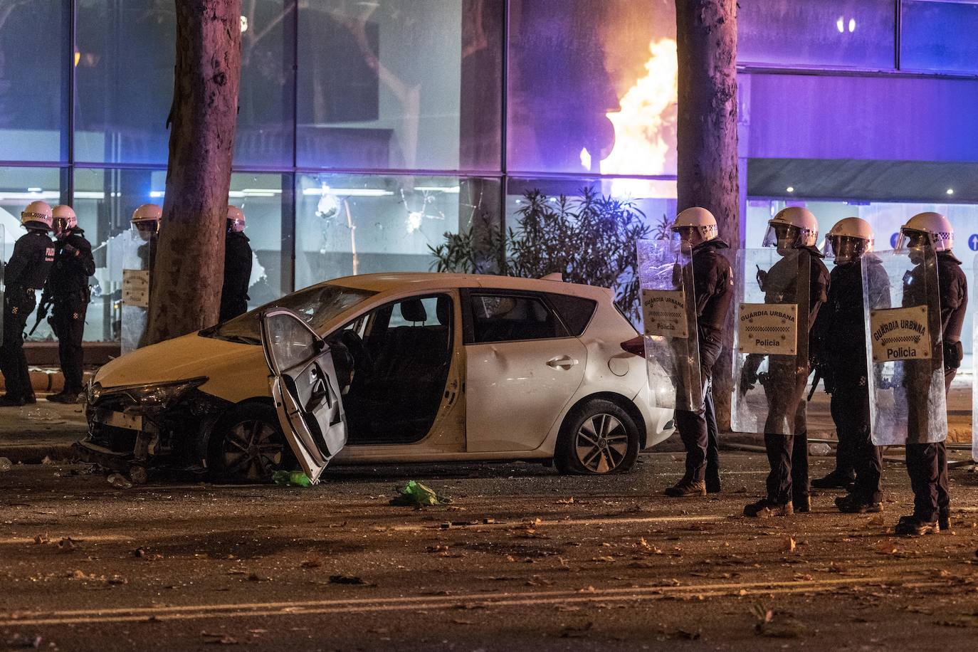 Noche de caos, descontrol y graves altercados en el macrobotellón de plaza España