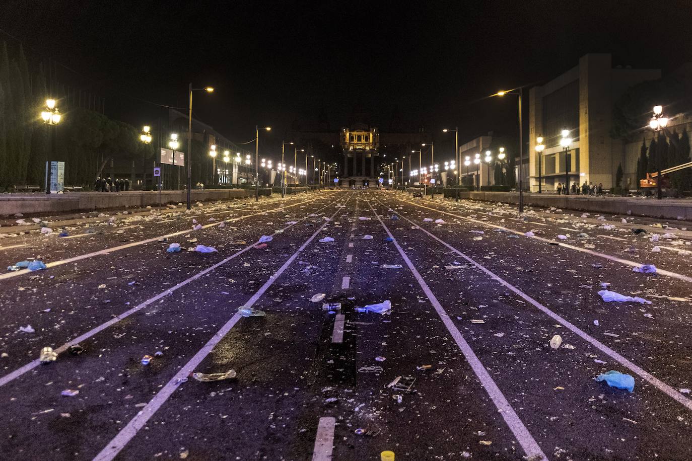 Noche de caos, descontrol y graves altercados en el macrobotellón de plaza España