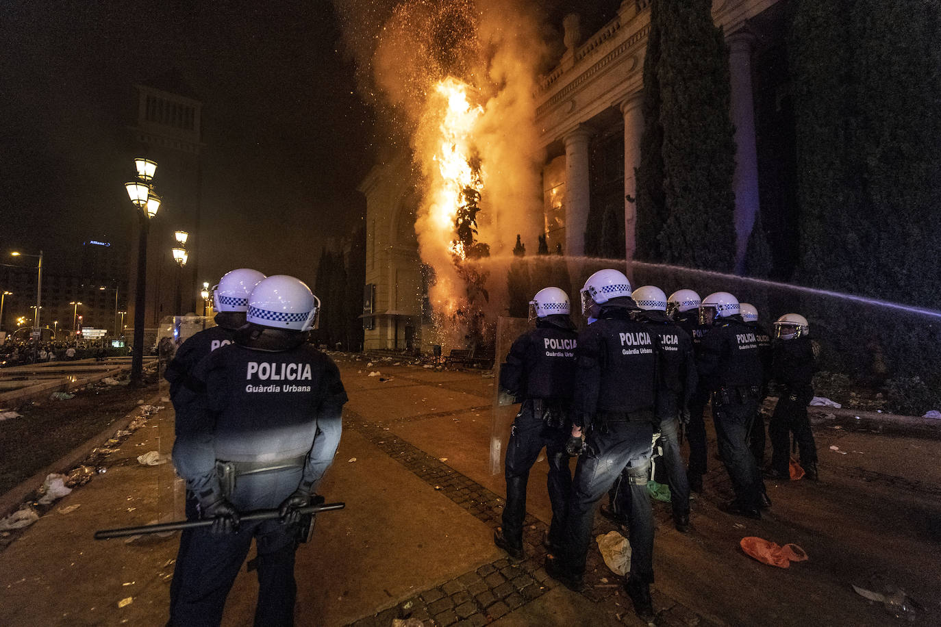 Noche de caos, descontrol y graves altercados en el macrobotellón de plaza España