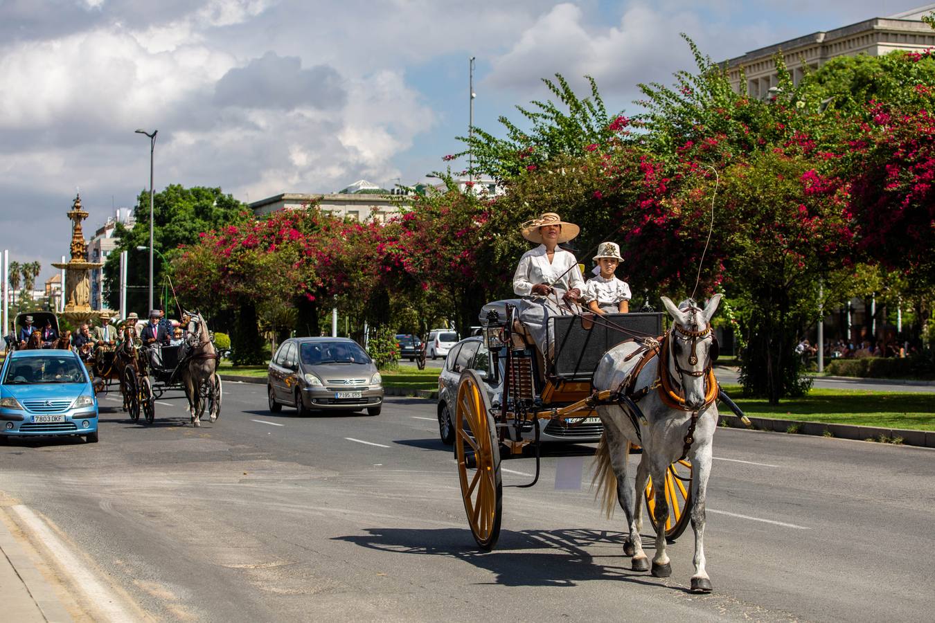 Paseo de carruajes por las calles de Sevilla