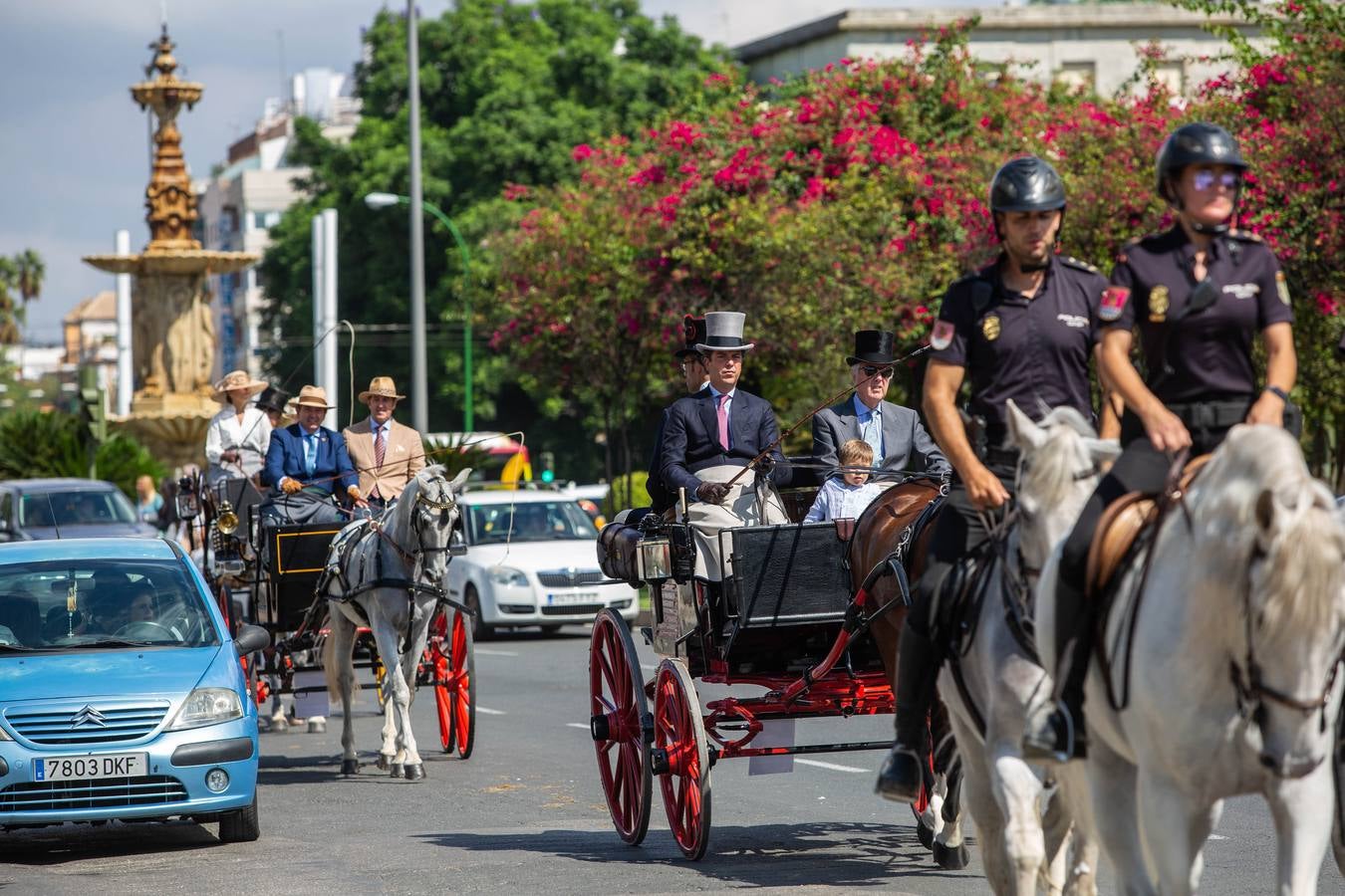 Paseo de carruajes por las calles de Sevilla