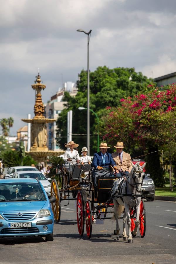 Paseo de carruajes por las calles de Sevilla