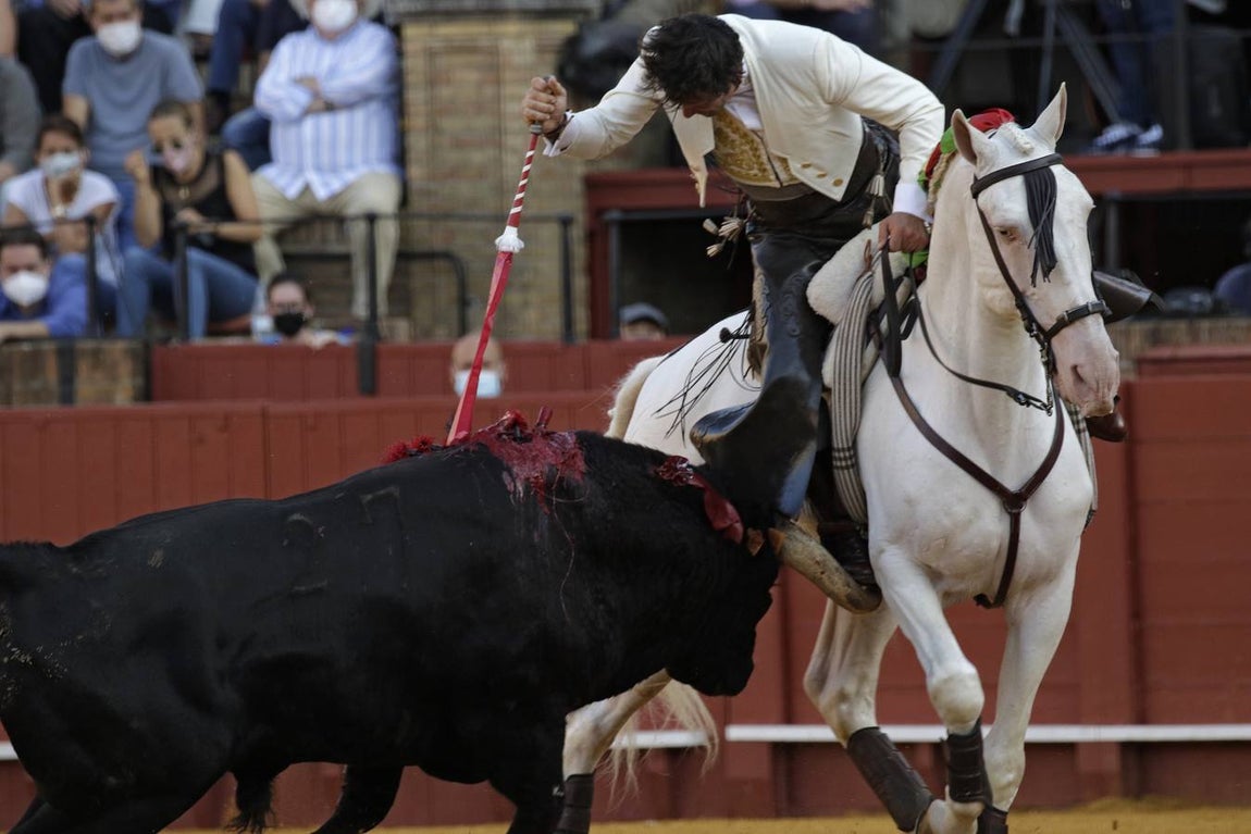 En imágenes, la corrida de rejones de la Feria de San Miguel de Sevilla