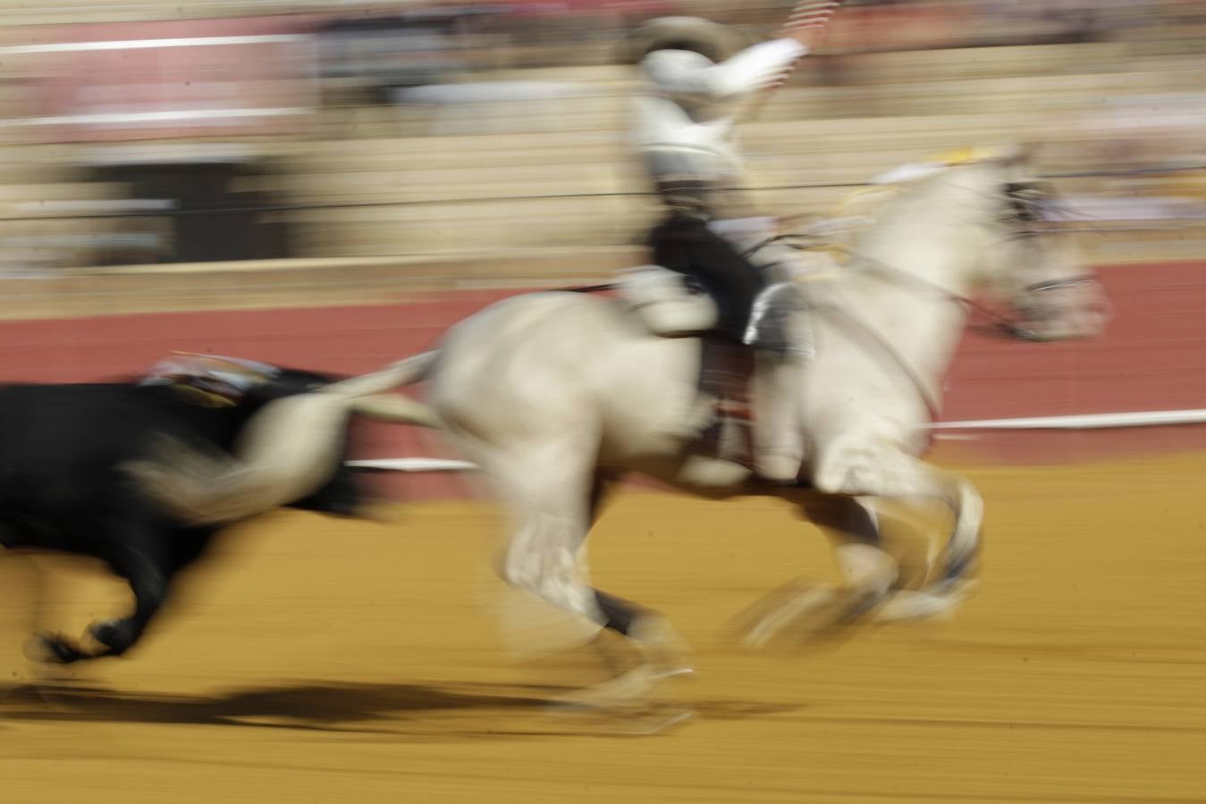 En imágenes, la corrida de rejones de la Feria de San Miguel de Sevilla