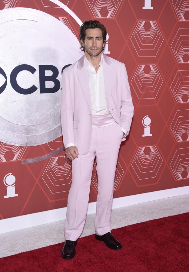 Jake Gyllenhaal confirma la tendencia en los Tony Awards: los trajes vienen a todo color
