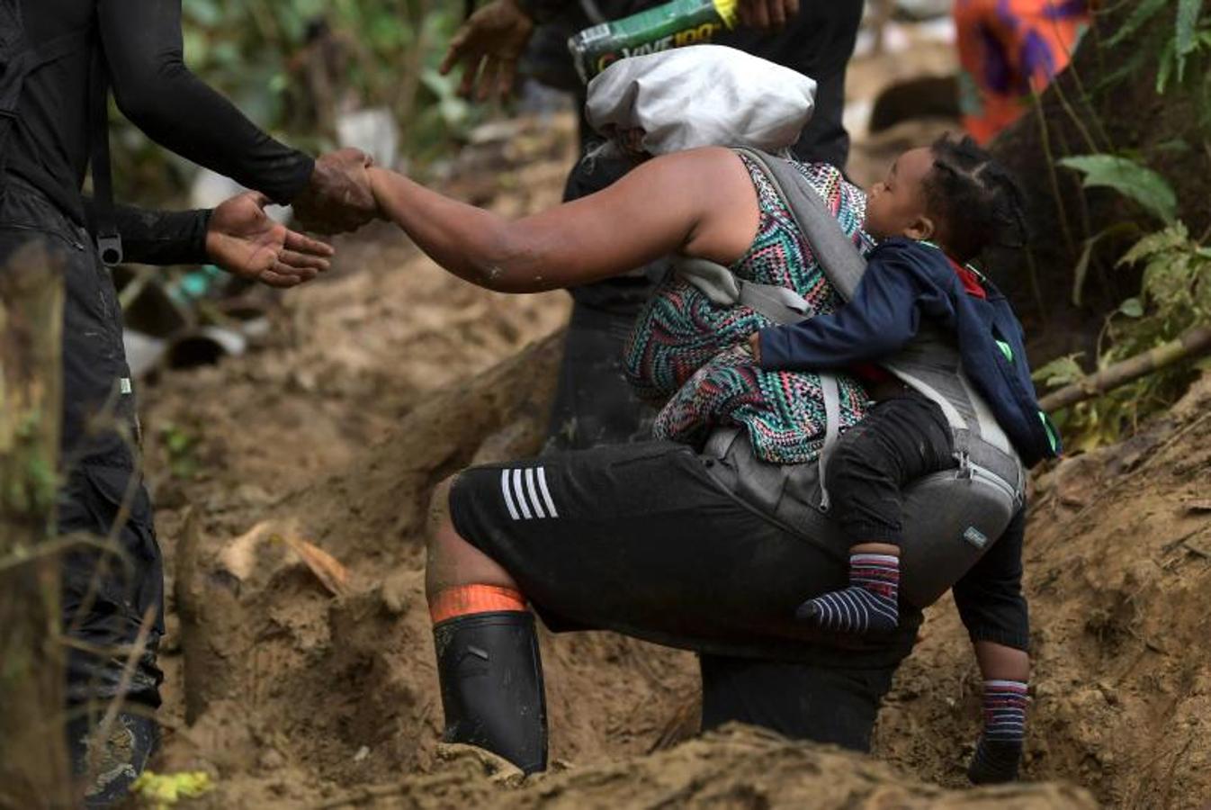 Muchos de los inmigrantes haitianos van acompañados de niños. 