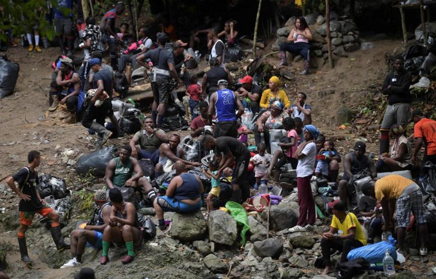 Han comenzado la ruta hacia Panamá armados con machetes, linternas y tiendas de campaña, además de algunos víveres. 