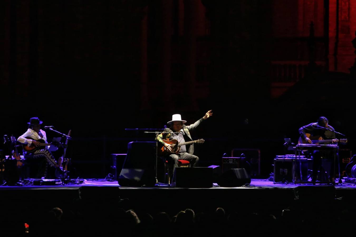 Zucchero encandila a Sevilla en la Plaza de España