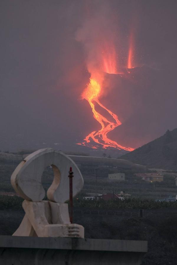 El Cabildo de La Palma ha resaltado que la lava ha llegado «al mar en Tazacorte siguiendo un recorrido que no ha provocado ninguna pérdida personal» y ha pedido que se sigan las recomendaciones de no acercarse y respetar el confinamiento en zonas próximas. 