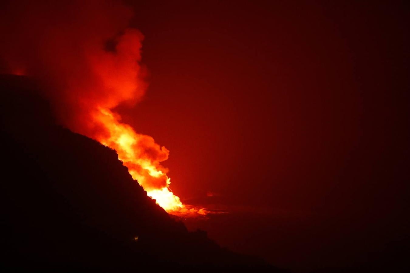 La lava ha arrasado ya 656 edificaciones -no todas viviendas- y cubierto 268 hectáreas en esta isla de 85.000 habitantes que vive del cultivo del plátano y del turismo, según el sistema de medición geoespacial europeo Copernicus. 