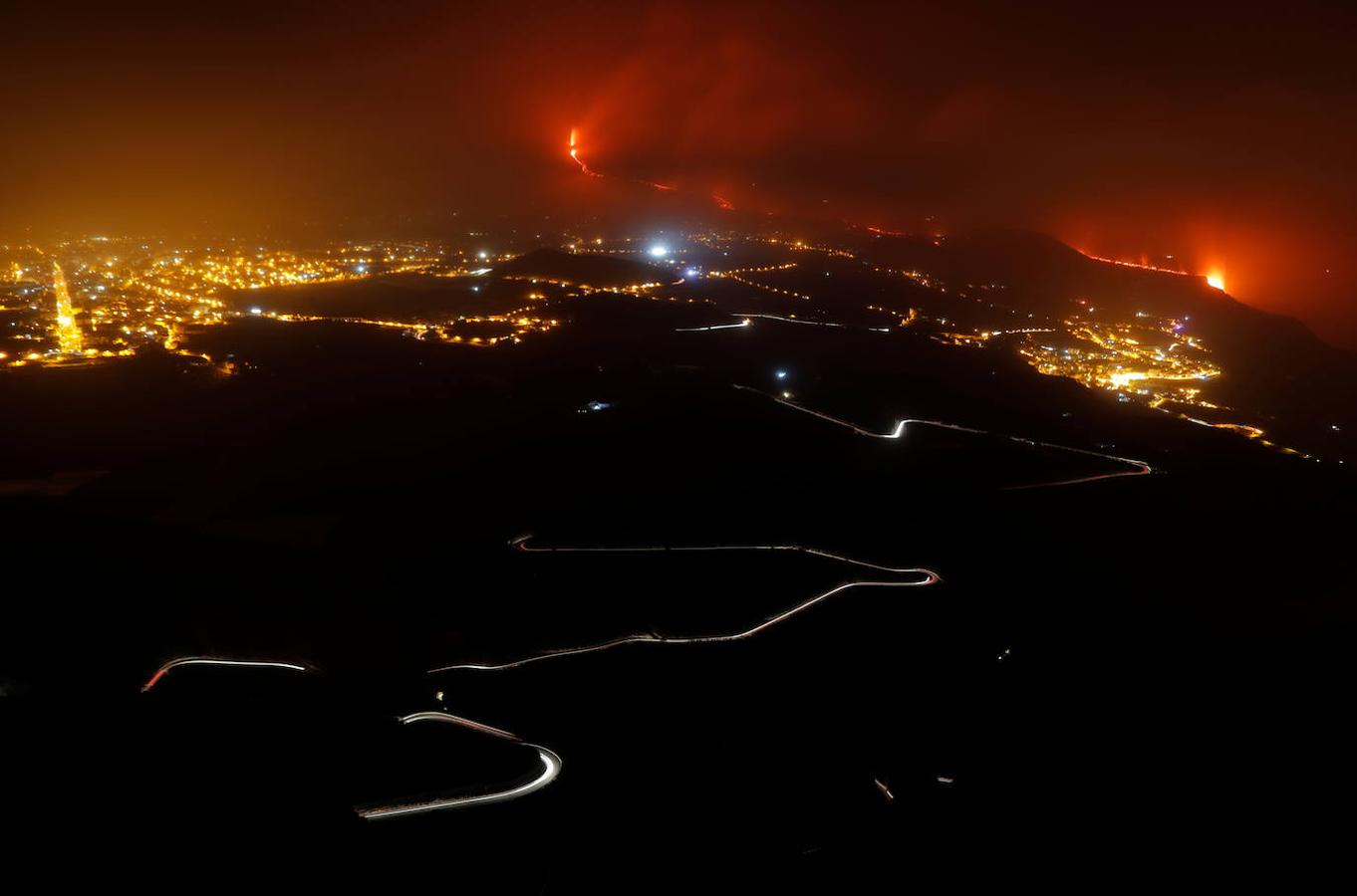 Los científicos decían que era muy difícil prever el momento en que la lava llegaría al mar, ya que su velocidad había variado en los días precedentes e incluso llegó a inmovilizarse en cierto momento. 