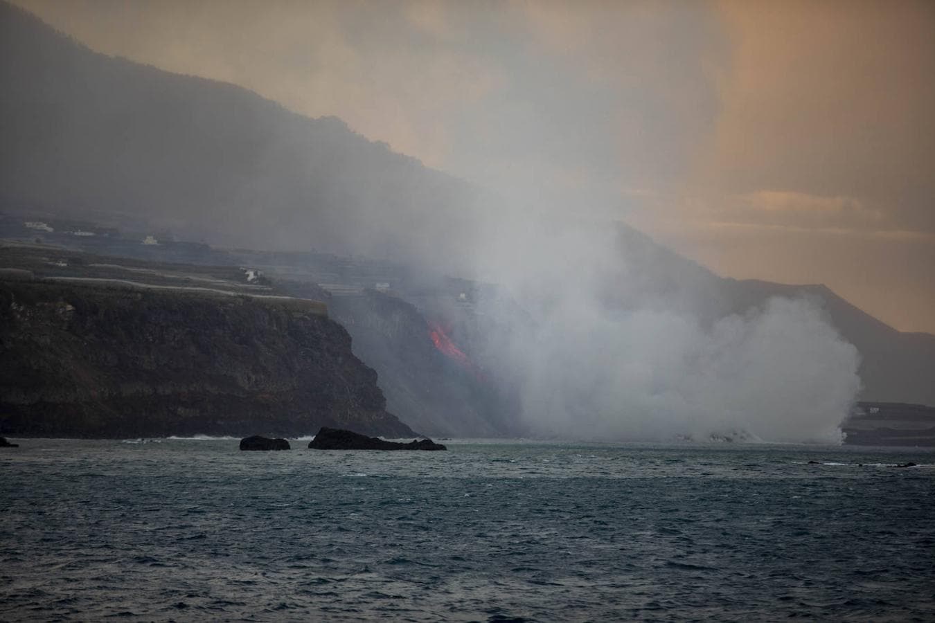 Las mejores imágenes de la lava tocando el mar en La Palma