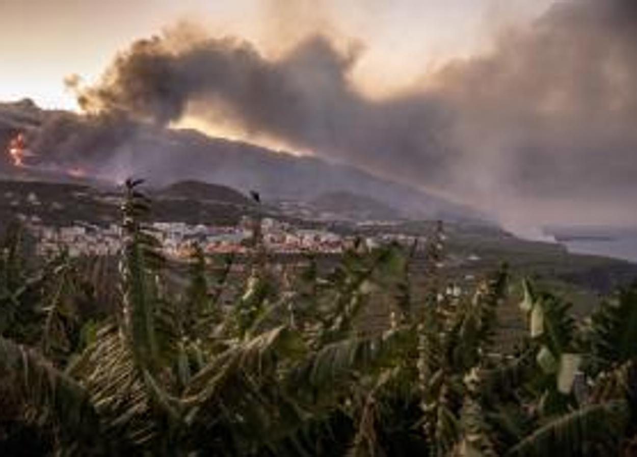 Aspecto de la densa nube negra generada por la llegada de la colada al mar. 