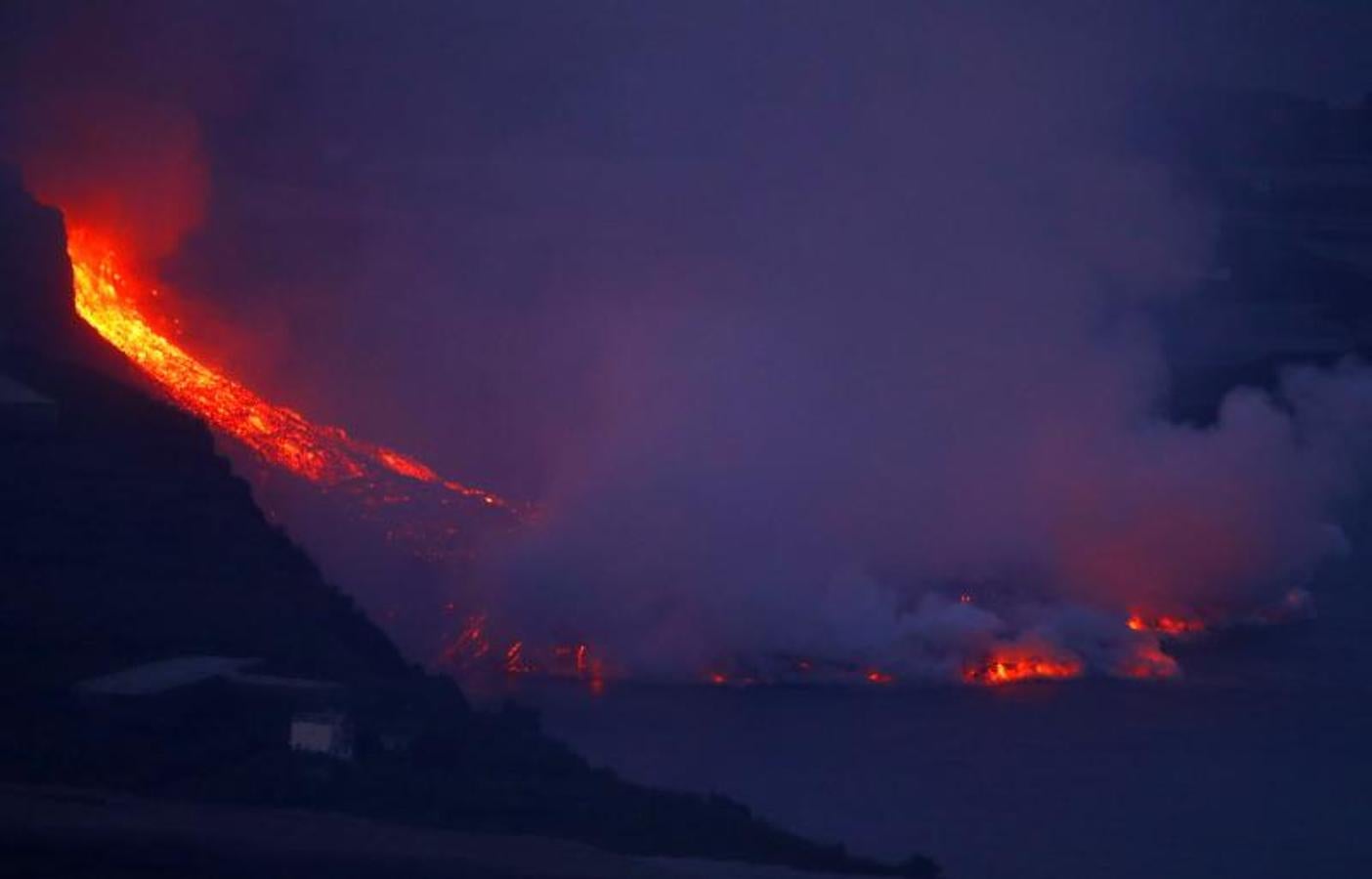 Aspecto de la lava dentro del océano desde Tijarafe. 