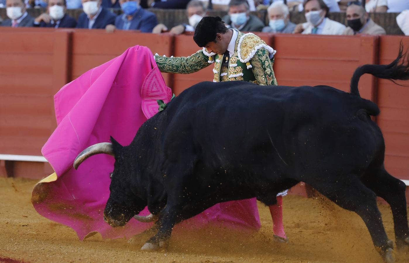 Antonio Ferrera, de  verde esperanza y oro en la Maestranza