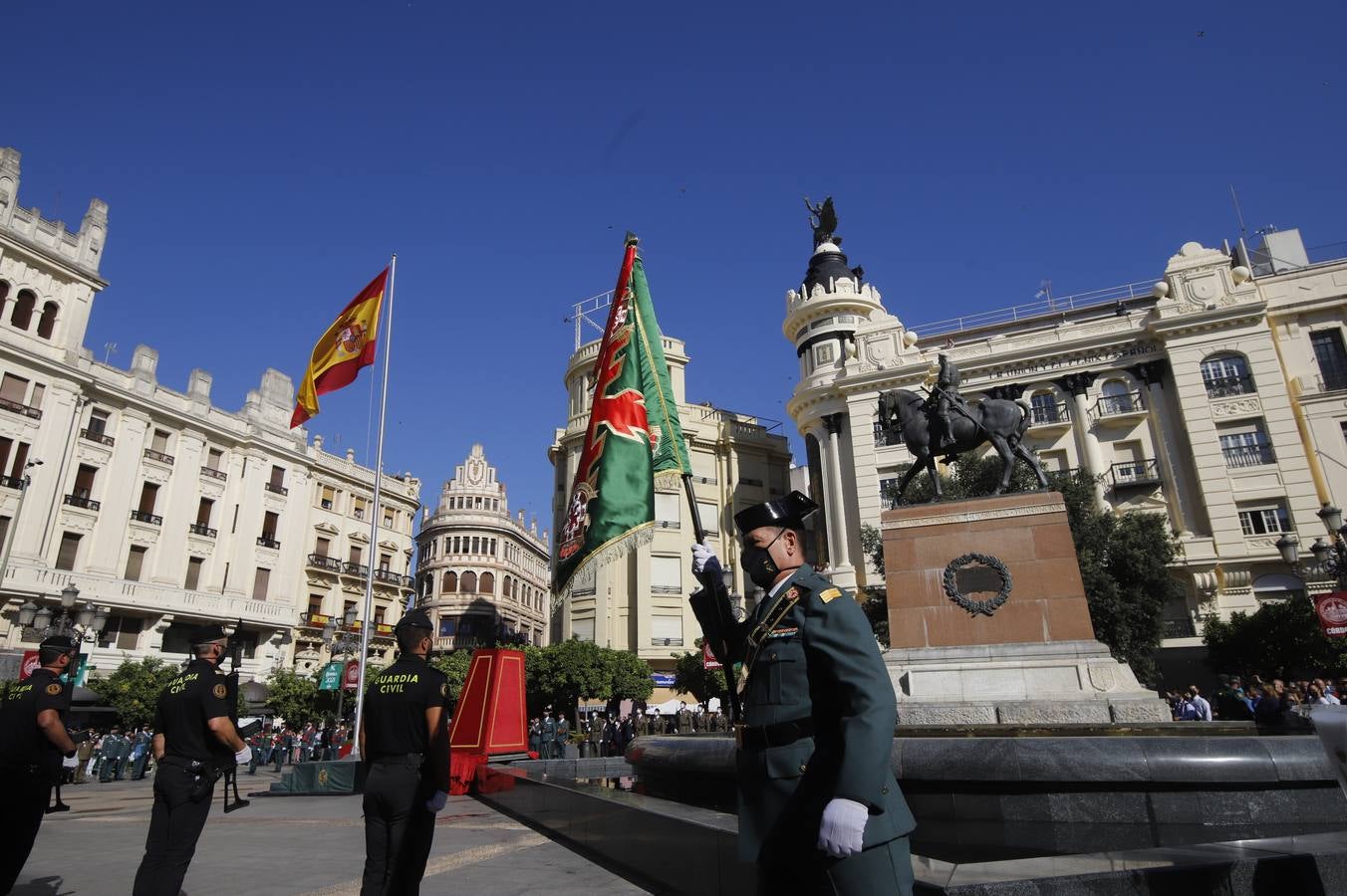 El izado de la bandera de España en los actos de la Guardia Civil por su patrona, en imágenes (II)