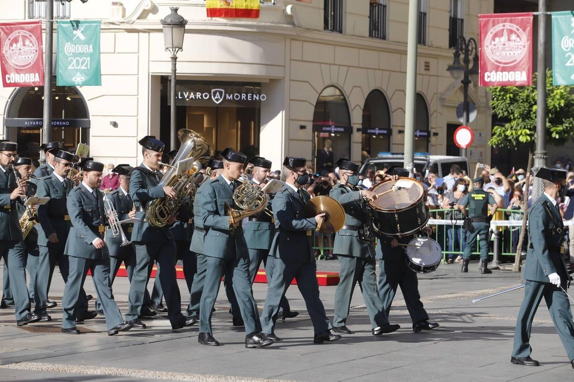 El izado de la bandera de España en los actos de la Guardia Civil por su patrona, en imágenes