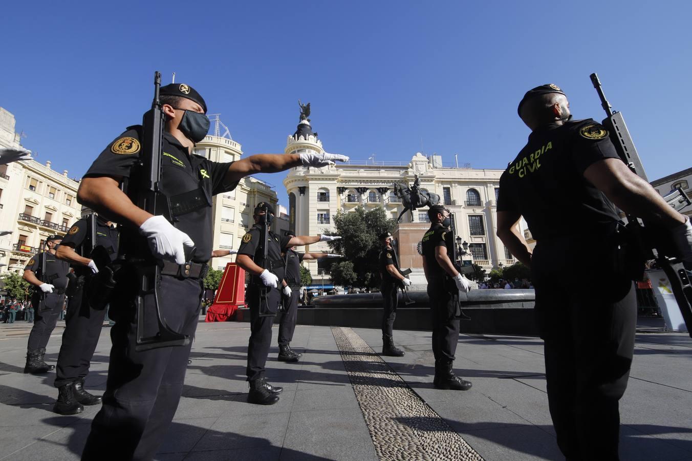 El izado de la bandera de España en los actos de la Guardia Civil por su patrona, en imágenes