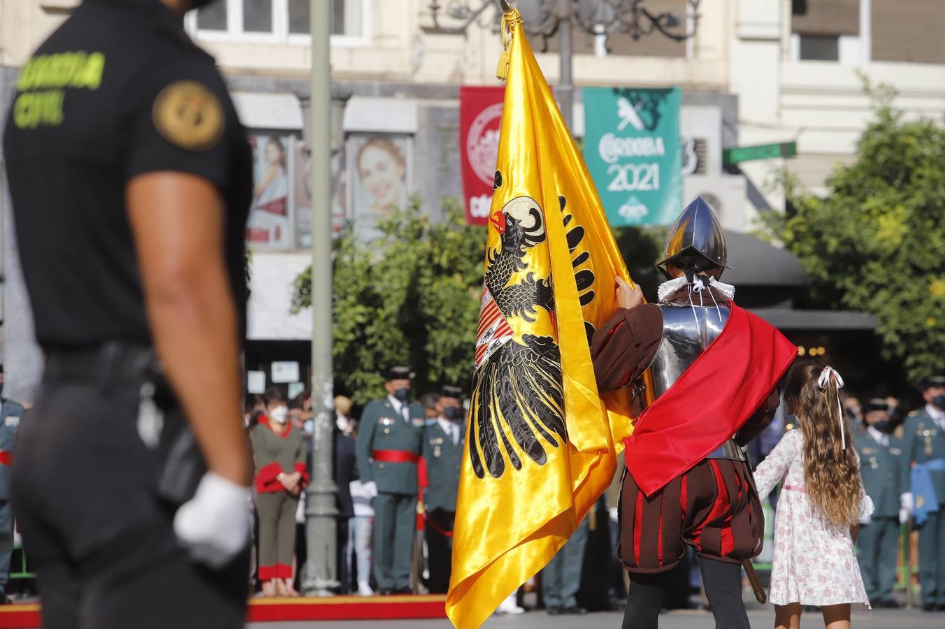 El izado de la bandera de España en los actos de la Guardia Civil por su patrona, en imágenes (II)