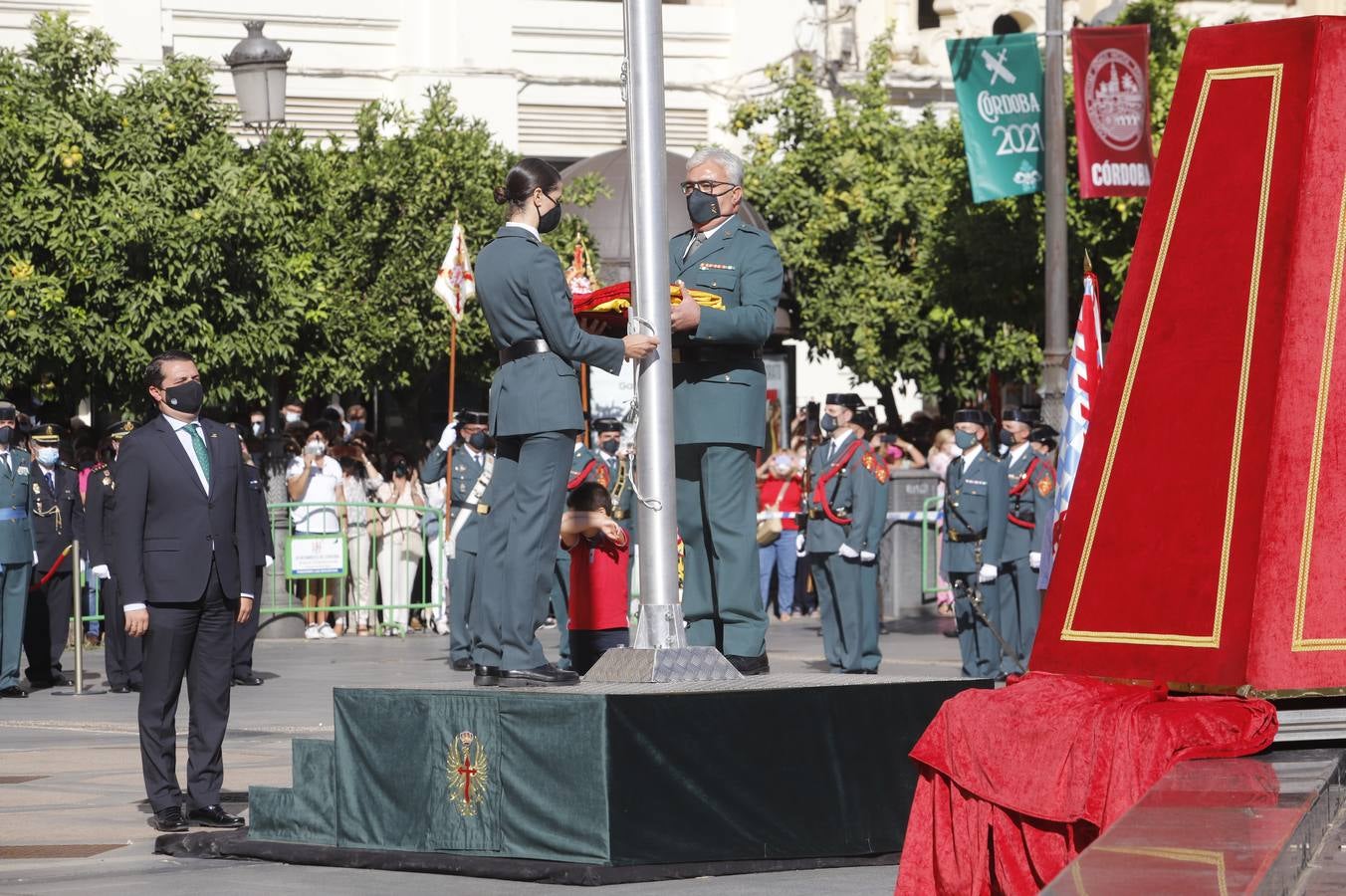 El izado de la bandera de España en los actos de la Guardia Civil por su patrona, en imágenes (II)