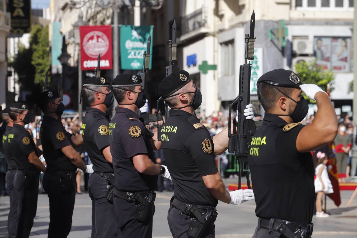 El izado de la bandera de España en los actos de la Guardia Civil por su patrona, en imágenes (II)