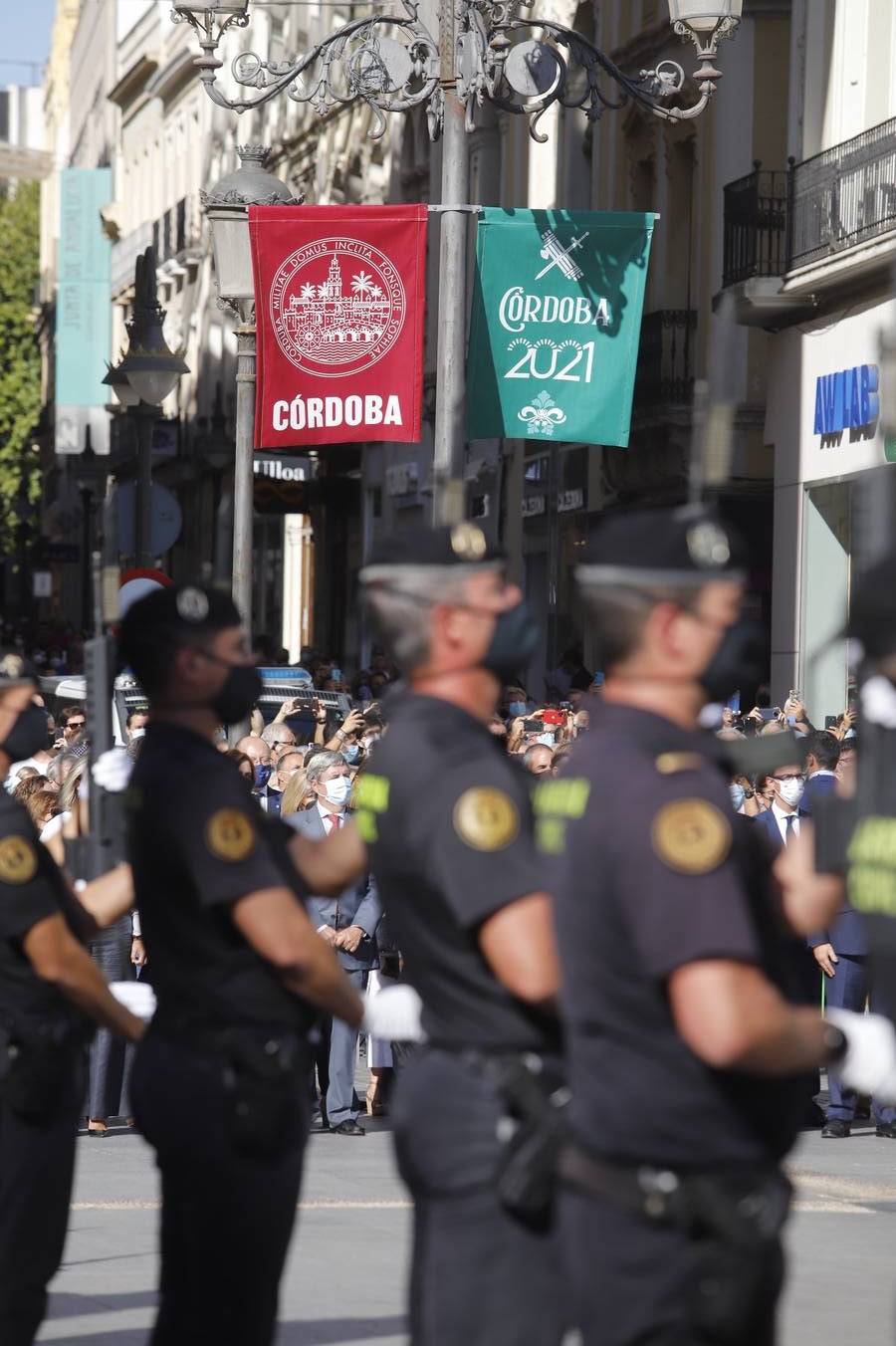 El izado de la bandera de España en los actos de la Guardia Civil por su patrona, en imágenes (II)