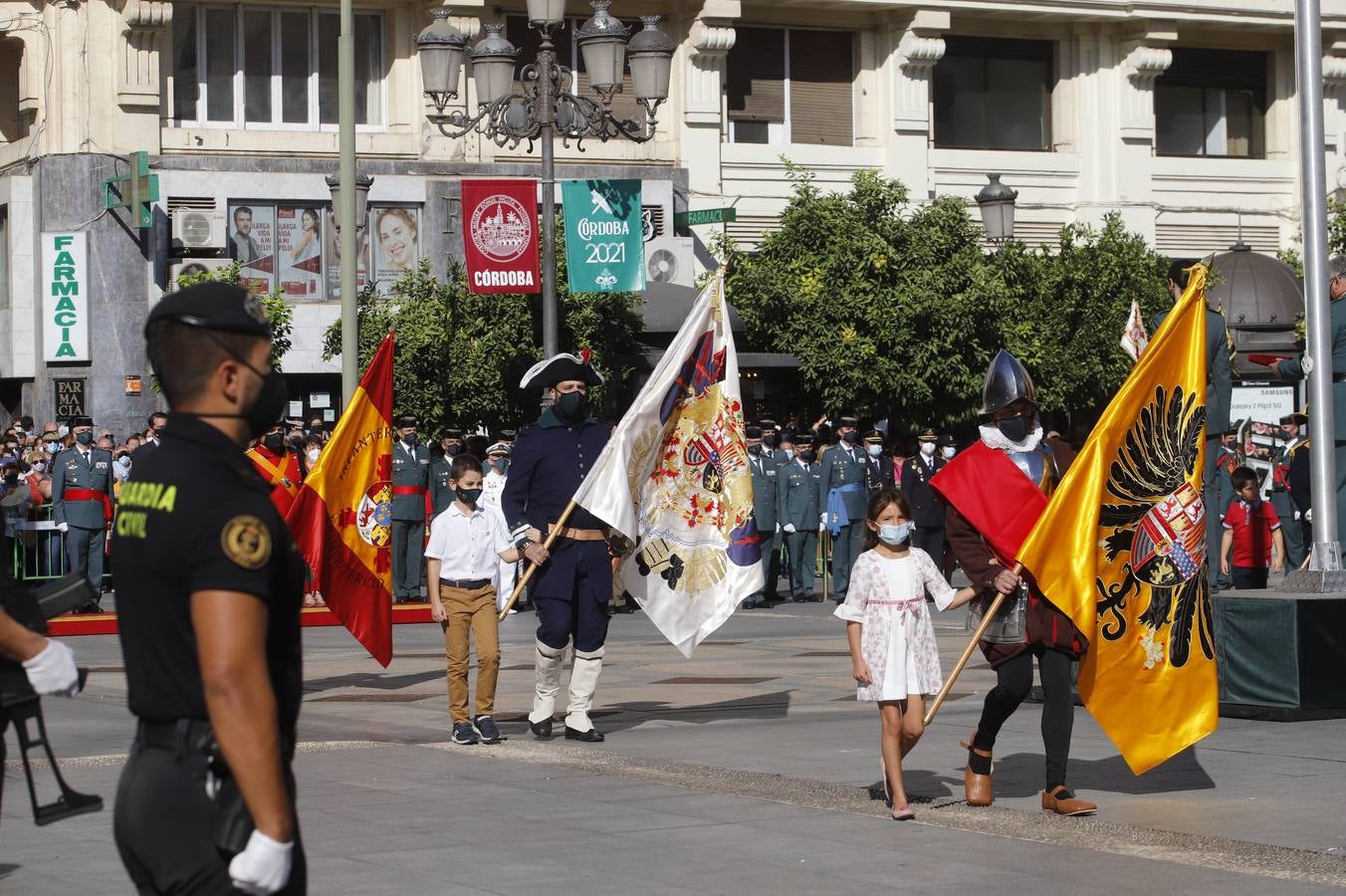 El izado de la bandera de España en los actos de la Guardia Civil por su patrona, en imágenes (II)