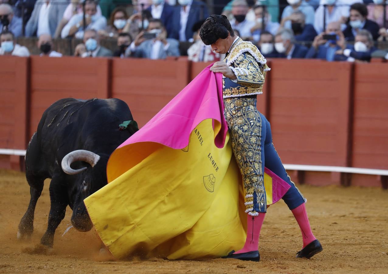 Daniel Luque, de azul y oro en la Maestranza